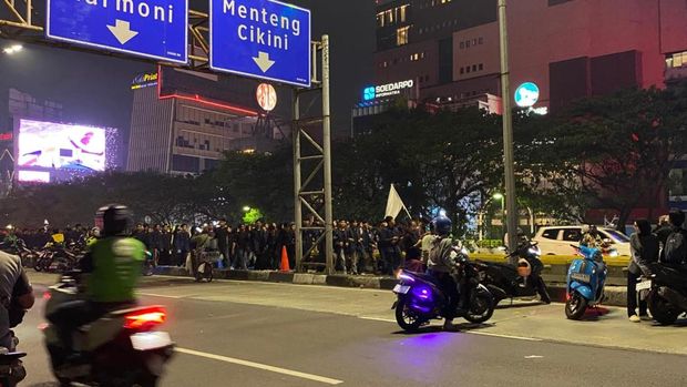 Massa mahasiswa membubarkan diri dari Tosari, mereka berjalan ke arah Semanggi (Devi/detikcom)
