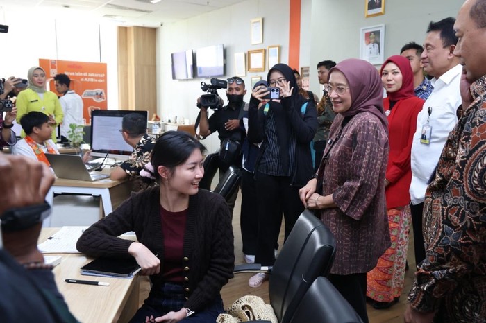 MenPAN-RB Rini Widyantini meninjau MPP DKI Jakarta.