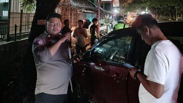 Mobil dan motor terlibat tabrakan di Sudiang Makassar.