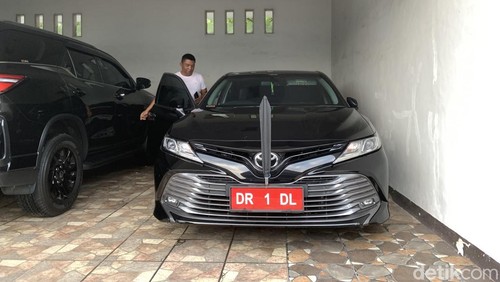 Mobil dinas Bupati Lombok Barat yang dapat dipinjam pengantin untuk prosesi nyongkolan, Jumat (12/6/2026). (M. Zahiruddin/detikBali)