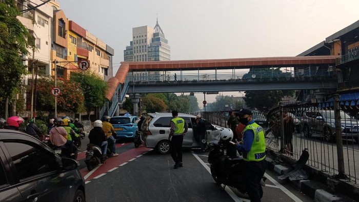 Mobil tabrak pagar pembatas jalan di Pasar Senen Jakpus (Dok TMC Polda Metro).