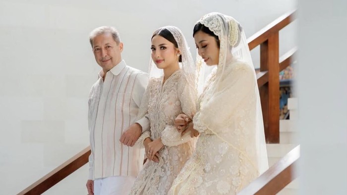 Momen Jennifer Coppen Sungkeman ke Ayah Bule Jelang Pernikahan, Pajang Foto Mendiang Ibunda