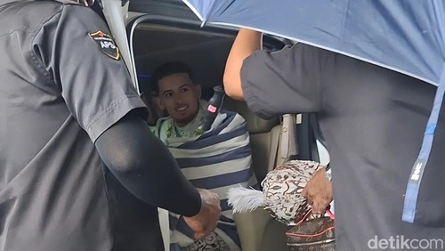 Momen Justin Hubner hendak berangkat menuju lokasi pernikahannya dengan Jennifer Coppen di Bali, Jumat (12/6/2026). (Foto: Fabiola Dianira/detikBali)