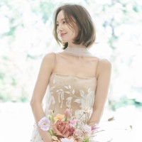 Acara pernikahan Moon Chae Won akan digelar bulan ini. Blitzway Entertainment tidak mengungkap detail spesifik soal tanggal maupun venue acara demi menjaga privasi kedua pihak keluarga. Mengingat acara ini akan “diadakan tertutup, hanya dihadiri keluarga dan kerabat terdekat.” Foto: dok. Instagram @moonchaewon_official