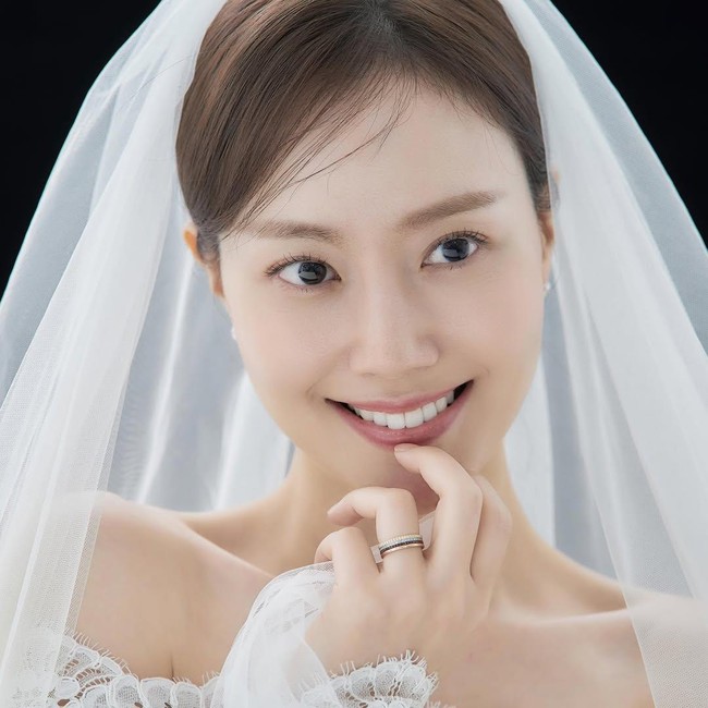 Bukan Scene Drakor, Moon Chae Won Pamer Foto Prewedding Jelang Menikah