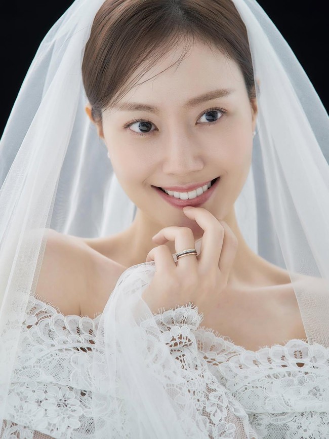 Bukan Scene Drakor, Moon Chae Won Pamer Foto Prewedding Jelang Menikah