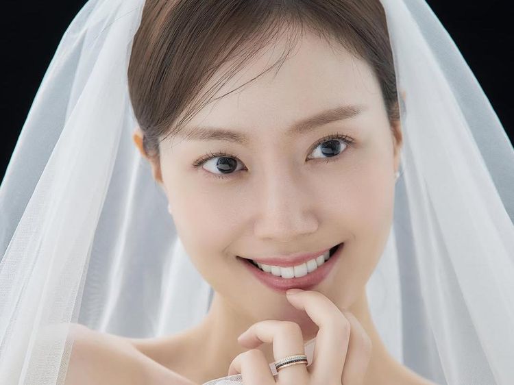 Bukan Scene Drakor, Moon Chae Won Pamer Foto Prewedding Jelang Menikah