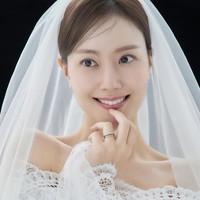 Bintang drama Korea Flower of Evil, Moon Chae Won akan segera menikah. Sang aktris sempat digosipkan berpacaran dengan Lee Joon Gi yang berperan sebagai suaminya di drama thriller tersebut dan dibantah oleh agensi. Enam tahun berlalu, Moon Chae Won mengumumkan pernikahan dengan pria dari kalangan non artis. Foto: dok. Instagram @moonchaewon_official