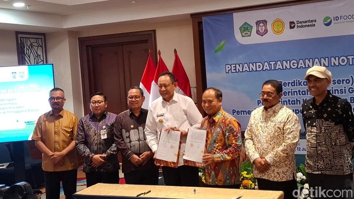 Direktur Jenderal Peternakan dan Kesehatan Hewan (Dirjen PKH) Kementerian Pertanian, Agung Suganda saat penandatangan nota kesepahaman (MoU) dengan pemerintah daerah, seperti Provinsi Gorontalo, Kabupaten Boalemo, Kabupaten Bima.