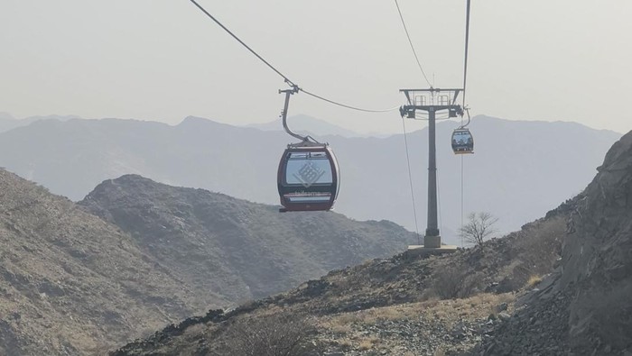 Pemandangan dari Taif Sama Al-Hada Cable Car yang berada di kawasan pegunungan Al Hada, sekitar 70 hingga 80 kilometer dari Makkah.