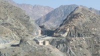 Taif terletak sekitar 70 hingga 80 kilometer dari Makkah. Lanskap pegunungan membentang tanpa ujung dengan tebing-tebing batu menjulang tinggi di kiri dan kanan. Foto: Media Center Haji 2026