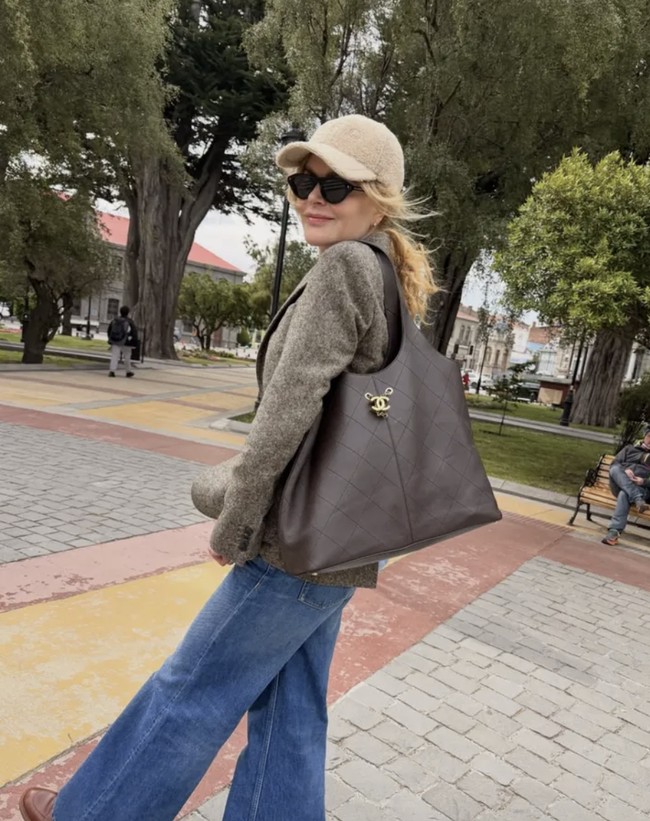 Saat berlibur ke Chile pada Januari lalu, Kidman terlihat mengenakan topi dengan rambut ikal yang dikuncir rendah. Meski tampil sederhana, penampilannya tetap menarik perhatian karena memperlihatkan tekstur rambut alami yang selama ini jarang terlihat. Foto: dok. Instagram Nicole Kidman