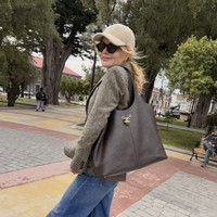 Saat berlibur ke Chile pada Januari lalu, Kidman terlihat mengenakan topi dengan rambut ikal yang dikuncir rendah. Meski tampil sederhana, penampilannya tetap menarik perhatian karena memperlihatkan tekstur rambut alami yang selama ini jarang terlihat. Foto: dok. Instagram Nicole Kidman