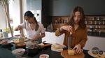 Keseruan Nikita Willy Masak Buat Keluarga, Bikin Mie Goreng dan Steak!