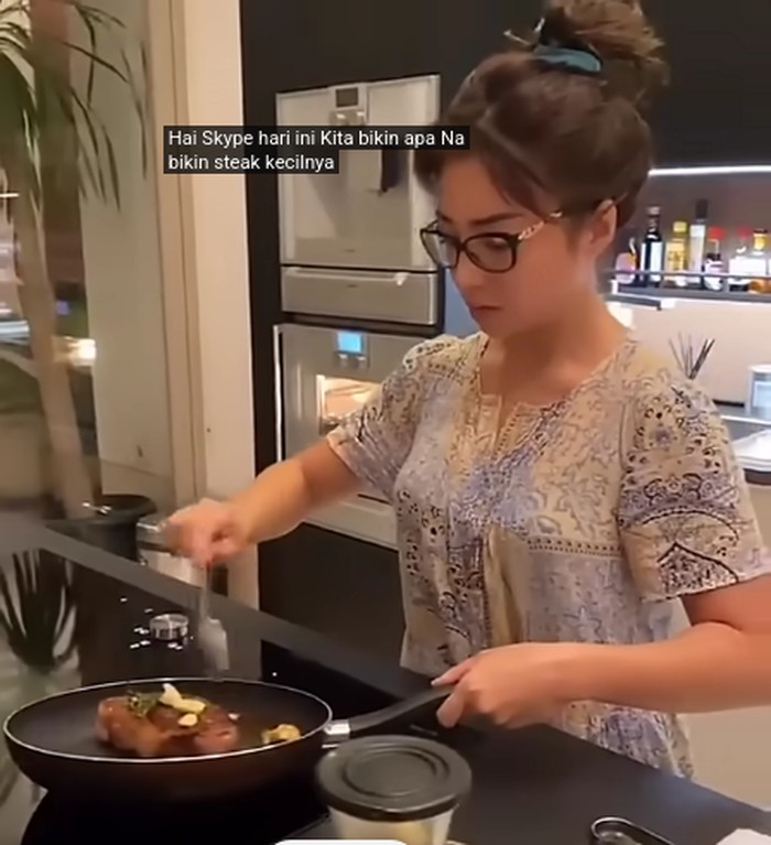 Keseruan Nikita Willy Masak Buat Keluarga, Bikin Mie Goreng dan Steak!