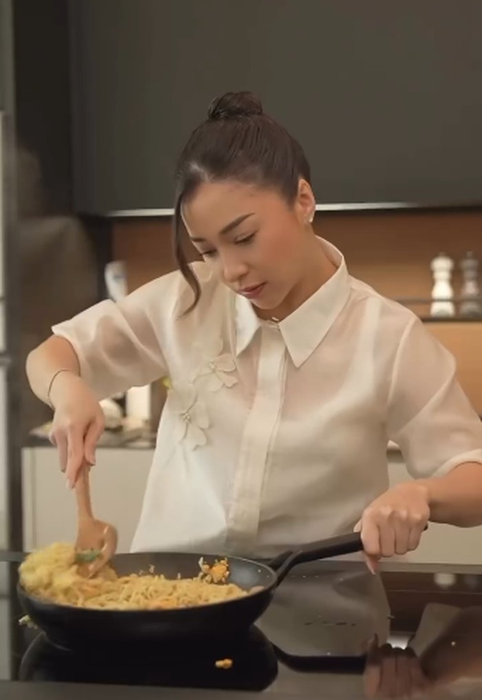 Keseruan Nikita Willy Masak Buat Keluarga, Bikin Mie Goreng dan Steak!