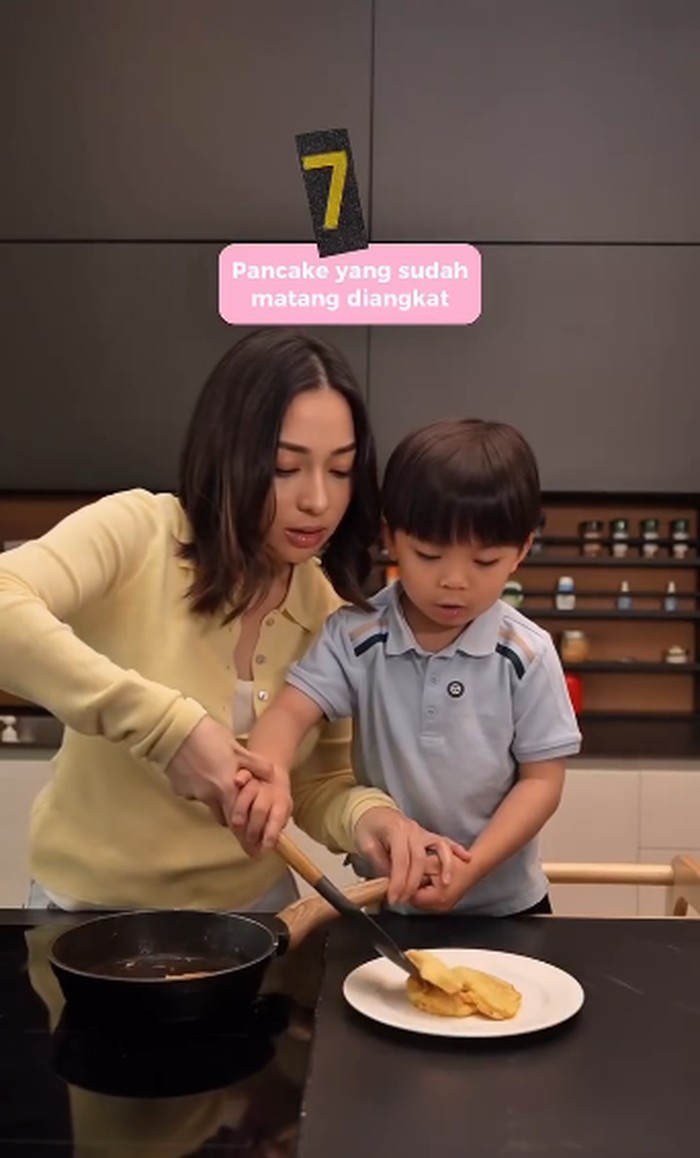Keseruan Nikita Willy Masak Buat Keluarga, Bikin Mie Goreng dan Steak!