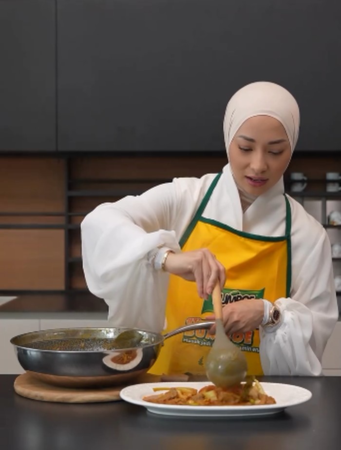 Keseruan Nikita Willy Masak Buat Keluarga, Bikin Mie Goreng dan Steak!