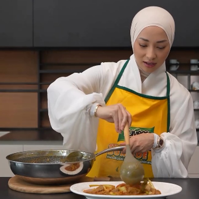 Keseruan Nikita Willy Masak Buat Keluarga, Bikin Mie Goreng dan Steak!