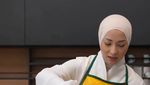 Keseruan Nikita Willy Masak Buat Keluarga, Bikin Mie Goreng dan Steak!