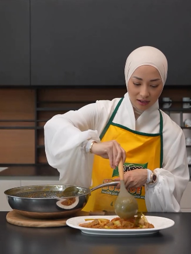 Keseruan Nikita Willy Masak Buat Keluarga, Bikin Mie Goreng dan Steak!