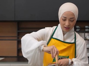 Keseruan Nikita Willy Masak Buat Keluarga, Bikin Mie Goreng dan Steak!