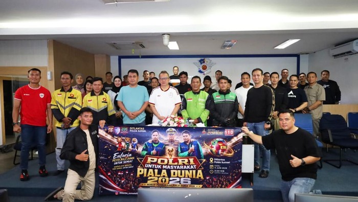 Nobar Piala Dunia 2026 Polda Sumsel seklaigus pemberian bansos kepada ojol.