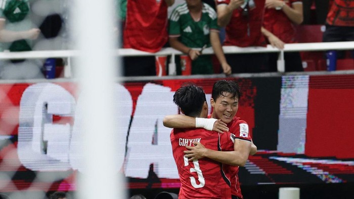 Soccer Football - FIFA World Cup 2026 - Group A - South Korea v Czech Republic - Estadio Guadalajara, Guadalajara, Mexico - June 11, 2026 South Koreas Oh Hyeon-gyu celebrates scoring their second goal with Lee Gi-hyeok REUTERS/Amanda Perobelli