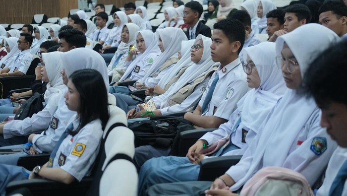 Pelajar Purwasuka saat mendapatkan materi informasi