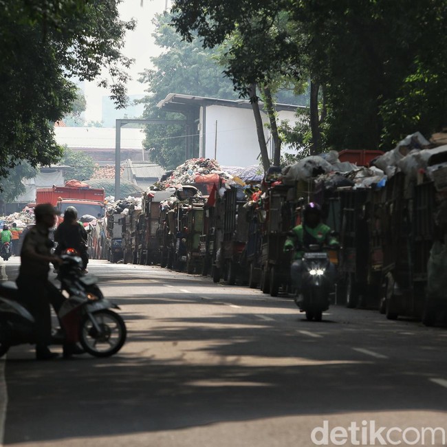 Pembatasan Kuota Pengangkutan, Gerobak Sampah Menumpuk di TPS Rawajati