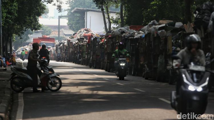Pembatasan Kuota Pengangkutan, Gerobak Sampah Menumpuk di TPS Rawajati