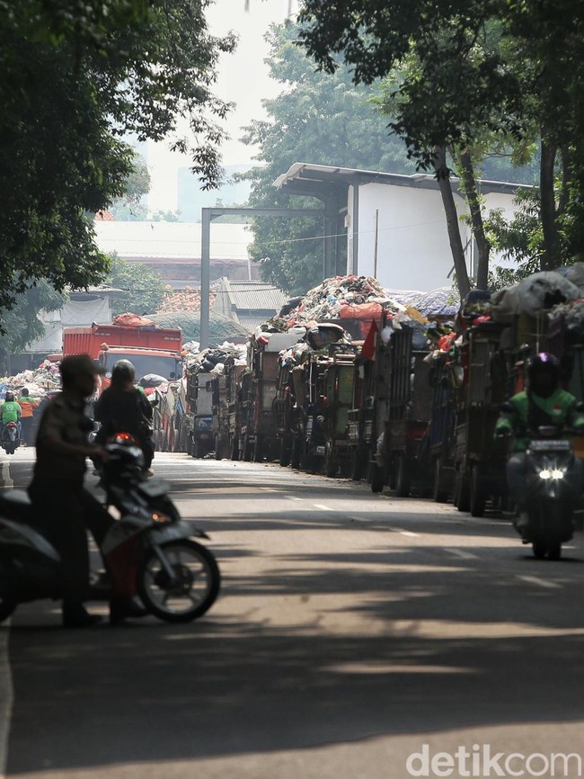 Pembatasan Kuota Pengangkutan, Gerobak Sampah Menumpuk di TPS Rawajati