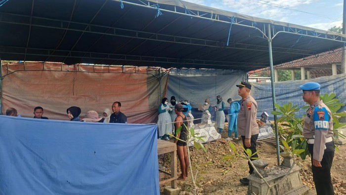 Pembongkaran makam Purnomo (54), warga Grobogan, yang tewas usai dirawat ditemukan tergeletak dengan sejumlah luka di tepi jalan raya Tanggungharjo-Brabo.