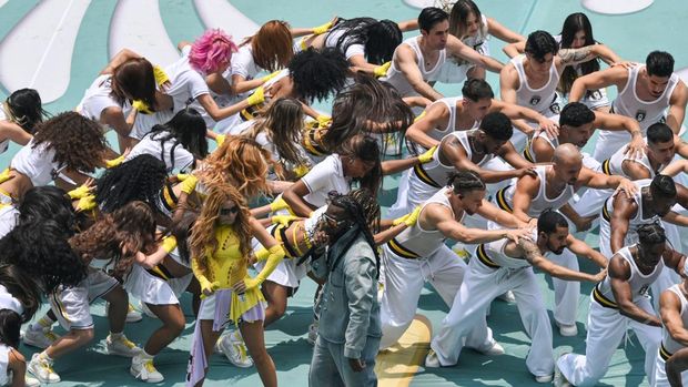 Pembukaan Piala Dunia 2026 Penyanyi Shakira (kiri) bersama Burna Boy tampil membawakan lagu Dai Dai dalam seremoni pembukaan Piala Dunia 2026 di Stadion Azteca, Mexico City, Meksiko, Kamis (11/6/2026). ANTARA FOTO/Aditya Pradana Putra/sgd