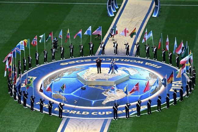 Pada Jumat (12/6/2026), EJAE tampil di stadion Mexico City bersama tenor legendaris Andrea Bocelli membawakan lagu ‘DNA’, soundtrack resmi Piala Dunia FIFA 2026. Foto: ANTARA FOTO/ADITYA PRADANA PUTRA