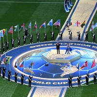 Pada Jumat (12/6/2026), EJAE tampil di stadion Mexico City bersama tenor legendaris Andrea Bocelli membawakan lagu ‘DNA’, soundtrack resmi Piala Dunia FIFA 2026. Foto: ANTARA FOTO/ADITYA PRADANA PUTRA