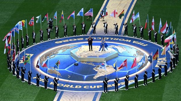 Pembukaan Piala Dunia 2026 Penyanyi Andrea Bocelli (kiri) dan EJAE (kanan) tampil dalam seremoni pembukaan Piala Dunia 2026 di Stadion Azteca, Mexico City, Meksiko, Kamis (11/6/2026). ANTARA FOTO/Aditya Pradana Putra/sgd