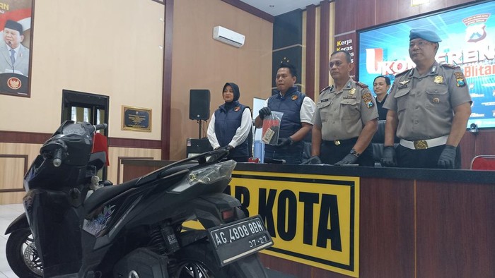 Pres release kasus pemerasan modus pura-pura pacaran lalu mesum di Polres Blitar Kota