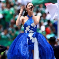 Keputusan tersebut dianggap menunjukkan rasa hormat dan kepeduliannya terhadap lapangan serta komunitas sepak bola. Sneakers sporty yang dipadukan dengan gaun glamor itu juga dinilai berhasil menciptakan kombinasi fashion yang unik — memadukan sentuhan tradisional dengan nuansa modern dan praktis. Foto: dok. Instagram @allure