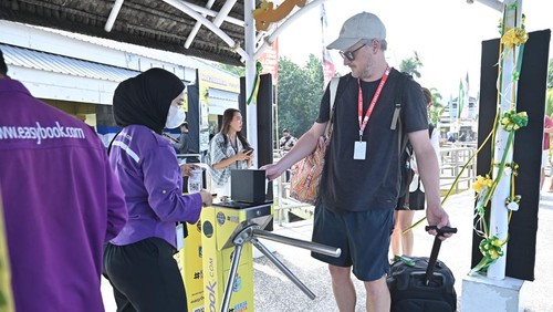 Penerapan sistem pembayaran digital di Pelabuhan Senggigi, Lombok Barat. (Dok. PT Bank NTB Syariah)