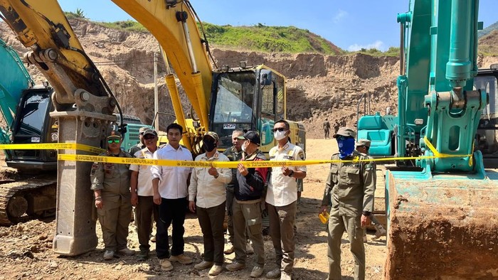 Petugas Satpol-PP Sumedang dan Provinsi Jabar tutup aktivitas pertambangan yang tak berizin.