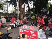 Demo Mahasiswa Belum Mulai, PKL Sudah Berebut Lapak di Lokasi