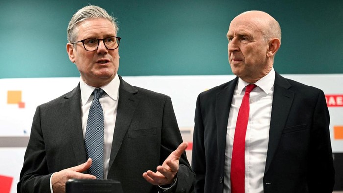 PM Inggris Keir Starmer dan Menhan John Healey dalam foto tahun 2025 (dok. via REUTERS/OLI SCARFF) 