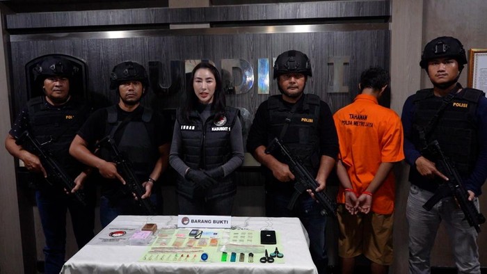 Polda Metro Jaya menangkap pengedar sabu yang menyasar remaja di Jakarta Barat.