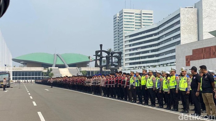 Polda Metro Jaya menggelar apel gabungan di DPR RI terkait pengamanan demo mahasiswa yang akan berlangsung hari ini.  (Dwi/detikcom).