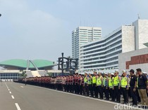 Video: Polisi Pastikan Tak Bawa Senpi saat Kawal Demo Jakarta Hari Ini