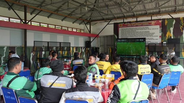 Polda Riau menggelar nobar Piala Dunia 2026 bareng Ojol Kamtibmas, Jumat (12/6/2026).