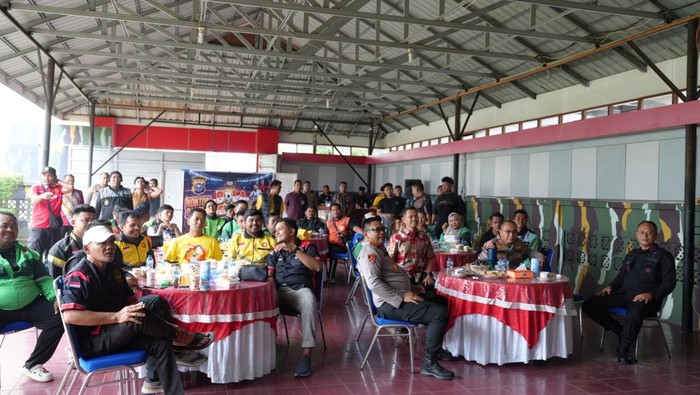 Polda Riau menggelar nobar Piala Dunia 2026 bareng Ojol Kamtibmas, Jumat (12/6/2026).