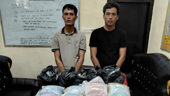 Polisi mengamankan dua pelaku pengiriman paket besar ekstasi dan etomidate di Sarolangun, Jambi