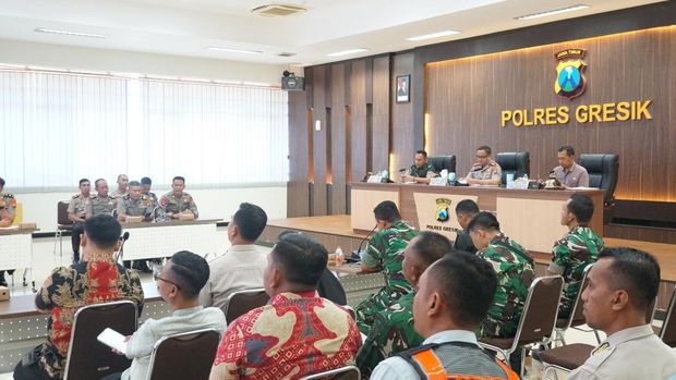 Polres Gresik menggelar rapat antisipasi Suroan saat ratusan calon warga baru PSHT akan disahkan. Polres Gresik menggelar rapat antisipasi Suroan saat ratusan calon warga baru PSHT akan disahkan.